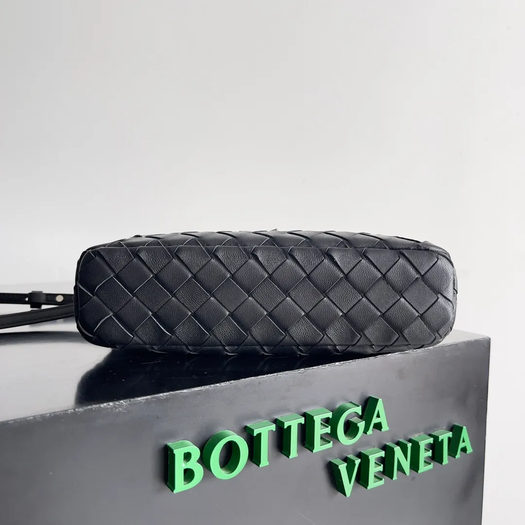 Batch 1360 Bottega Veneta 24 spring and summer woven zipper crossbody bag. A crossbody bag that can be used as a cosmetic bag. The exquisite weaving and compact body are an indispensable accessory for the upcoming summer. The double zipper also better protects the bag. It has a large capacity. If you like it, don’t miss it. Style number: 789109 Size: 22*12.5*5cm